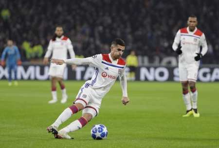 他很年轻但, 科斯塔在本