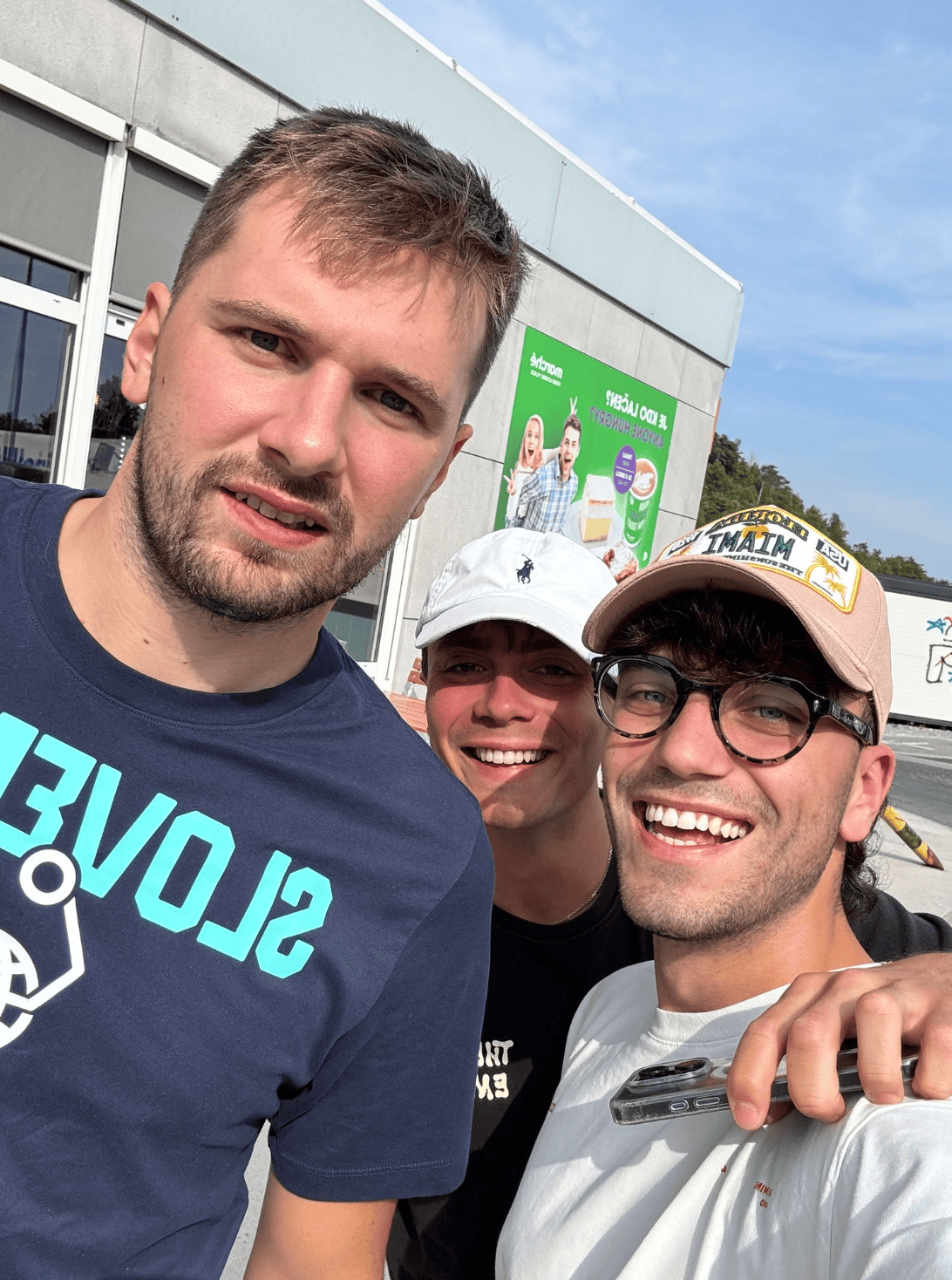 于是, 名为La, AA 于是, 名为La, AA